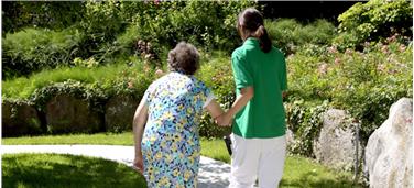 Si svolgerà il 25 marzo all’Eurac un workshop dell’Euregio sul tema "Il fabbisogno di personale qualificato nelle residenze per anziani" Foto: USP/Euregio