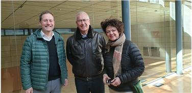 Prosegue la sistemazione delle scuole provinciali a Merano. L’assessore all’edilizia Bessone in sopralluogo assieme a Paolo Montagner e Marina Albertoni, 2° e 1a da dx (Foto: USP)