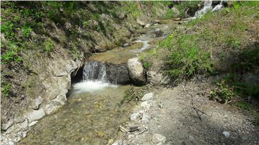 L'Ufficio Bacini montani sistema le barriere di consolidamento e i muri di protezione realizzati negli anni Cinquanta e Sessanta lungo il rio Liccio. Foto: USP/Bacini montani est