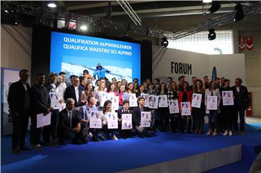Il gruppo dei nuovi maestri di sci con l'assessore Arnold Schuler. Foto: USP/sf