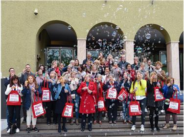 Le bolle di sapone sono il simbolo dell'Equal Pay Day 2019 Foto: USP/Nicole Abler