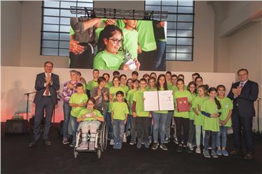 Alcuni dei premiati durante la cerimonia con i presidenti dell'Euregio Foto USP Seehauser
