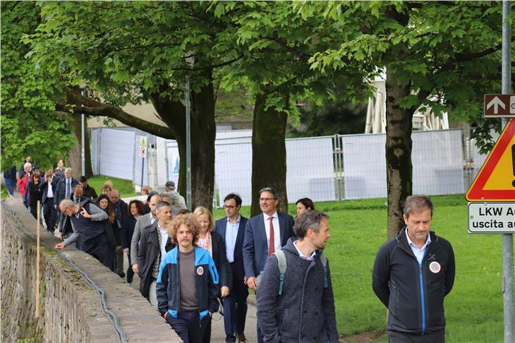 Come vengono spesi i fondi Fesr? Sopralluogo a Bressanone: da sinistra il direttore dei lavori Pichler, e a destra Pramstraller. Foto: USP/Maja Clara