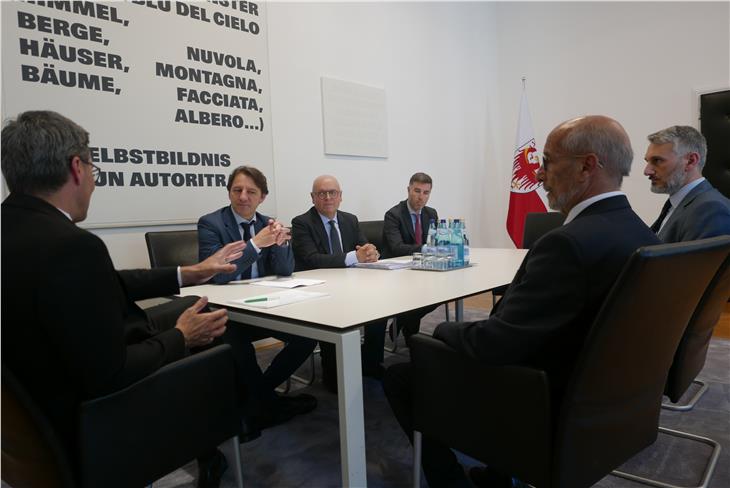 Il presidente Kompatscher a colloquio con il presidente INPS Pasquale Tridico. Foto: USP