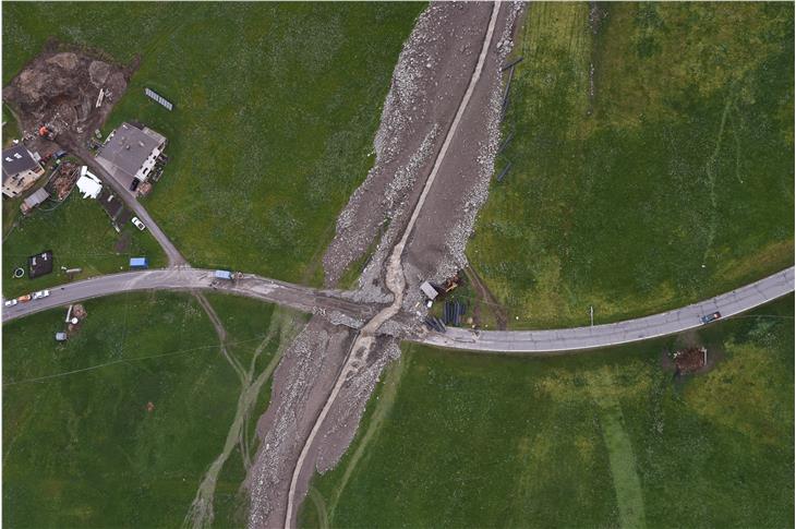 Il Rio Pezzei in Vallelunga ha rotto gli argini e reso la strada temporaneamente non più transitabile. Foto: Agenzia per la Protezione civile/Luca Messina