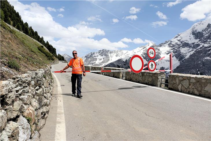Il responsabile del Servizio strade, Hubert Pfeifer, rimuove le barriere e la strada del Passo dello Stelvio è nuovamente transitabile Foto: USP/rc