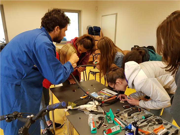 Grazie ad altre iniziative del progetto SOS Zebra i bambini hanno imparato a riparare per conto loro la propria bicicletta (Foto: USP/Dip.Mobilità)