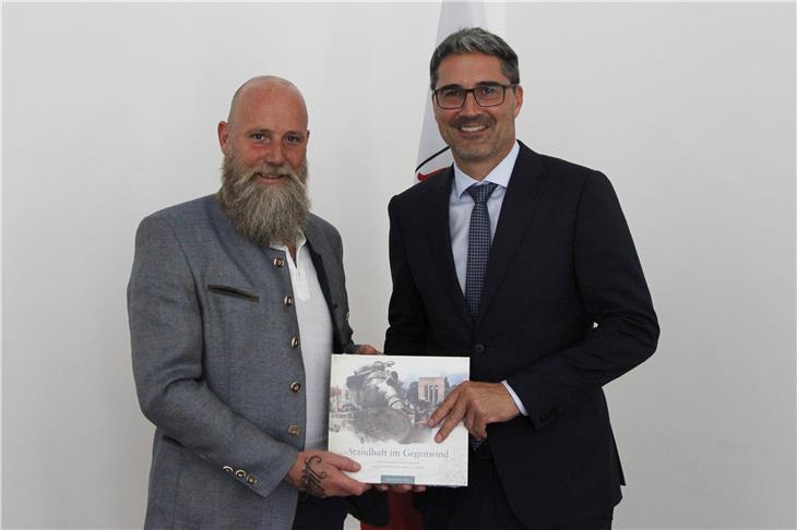 Arno Kompatscher e il comandante provinciale degli Schützen, Jügen Wirth Anderlan (Foto USP/mb)