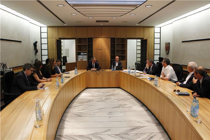 Incontro a Palazzo Widmann tra Kompatscher, Vettorato e la giunta comunale di Laives (Foto USP/mb)