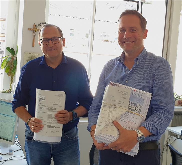 Polo bibliotecario, assessore Bessone (a dx) ritira concessione edilizia: Passo importante verso la sua realizzazione - Foto: USP/A.Pitarelli