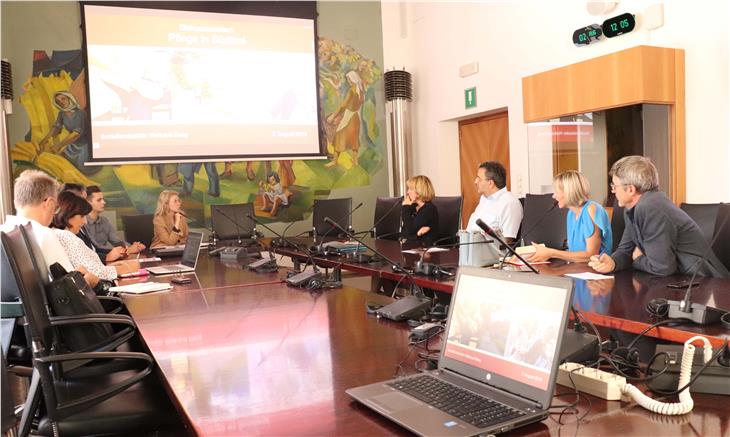 Su richiesta di alcuni consiglieri l'assessora Deeg ha illustrato oggi le tematiche della cura domiciliare e del piano sociale provinciale Foto: USP/ck