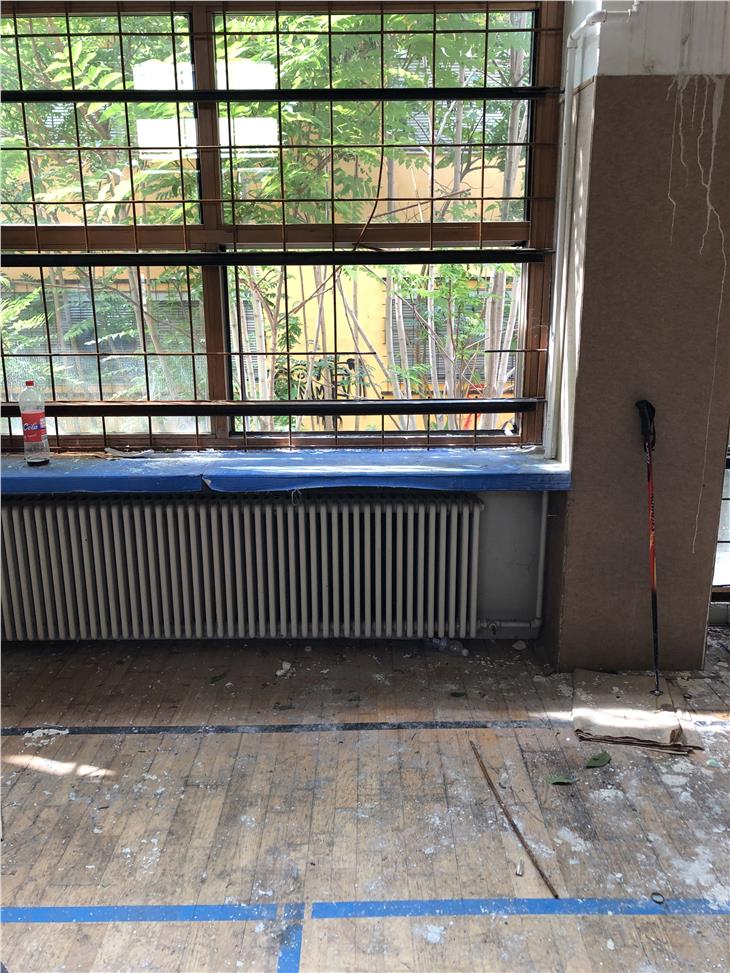 Per entrare nel complesso delle ex Pascoli in via Longon a Bolzano i vandali hanno tranciato le inferriate in tondini poste a protezione delle finestre - Foto: USP/Dipartimento edilizia