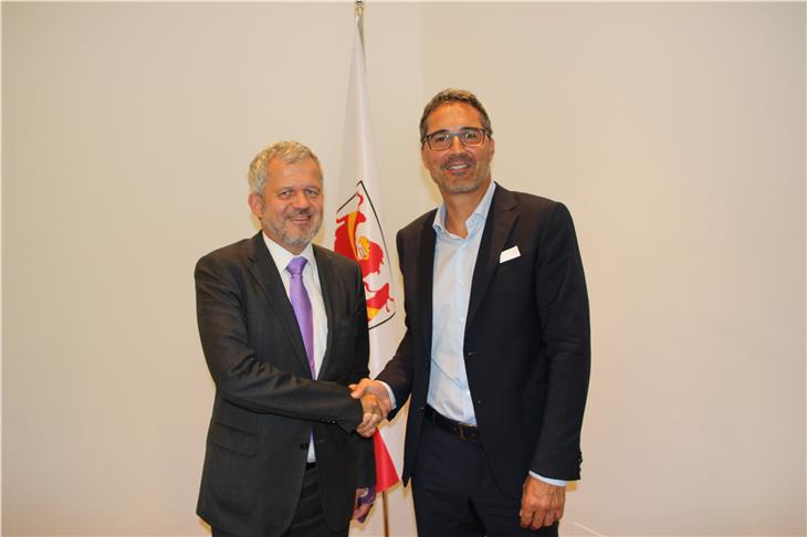 Il console generale Wolfgang Spadinger (sx) con il presidente Arno Kompatscher (foto: USP/sf)