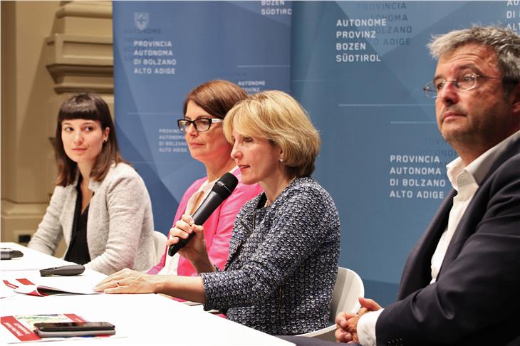 La Provincia ha sostenuto quest’anno i 331 progetti estivi rivolti ai giovani con oltre 10 milioni di euro. Nella foto Jasmin Saltuari, Barbara Wild, l'assessora Deeg ed il sindaco Paul Romen Foto: USP/Greta Stuefer