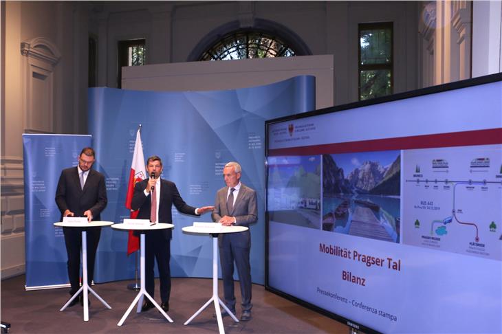 Bilancio delle misure per limitare il traffico veicolare privato in Val di Braies Nella foto da sin.: Hansi Pichler, l'assessore Daniel Alfreider ed Friedrich Mittermair Foto: USP/Dipartimento mobilità