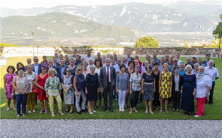 La prima delle feste per il pensionamento dei dipendenti provinciali con l'assessore Arnold Schuler (foto USP/Othmar Seehauser)