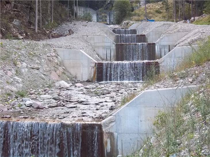 L’Ufficio bacini montani Nord ha costruito 8 briglie in cemento armato lungo il rio Deserto (Öttenbach) nel Comune di Sarentino Foto: USP/Bacini montani