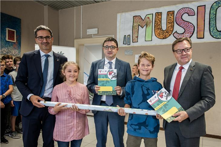 Kompatscher, Fugatti e Platter consegnano la cartina dell'Euregio a due alunni delle "Aufschnaiter" (Foto USP/Claudia Corrent)