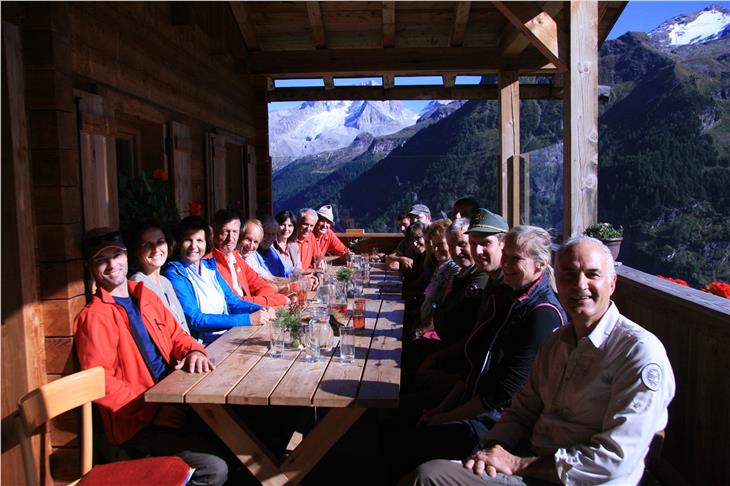 I neodiplomati del corso per gestioni di malghe assieme all'assessora Hochgruer Kuenzer - Foto: USP