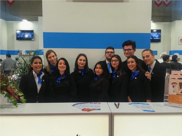 Alcuni degli studenti della scuola alberghiera "Ritz" durante una delle precedenti edizioni di Fiera Hotel (Foto: ASP)