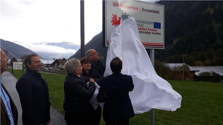 Il cartello stradale dell'Euregio "svelato" al confine fra Italia e Svizzera (Foto: ASP)