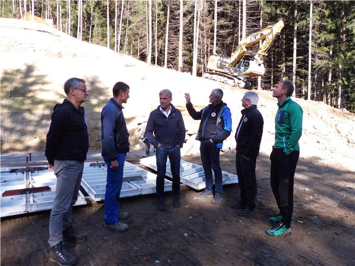 Assessore Schuler (3. da sx) in sopralluogo al cantiere a Rio Pusteria con il direttore di dipartimento Unterweger (dx), il direttore Agenzia Pollinger (2. da sx), il direttore d'ufficio Sandro Gius (sx)  (Foto: ASP/Judith Weissensteiner)