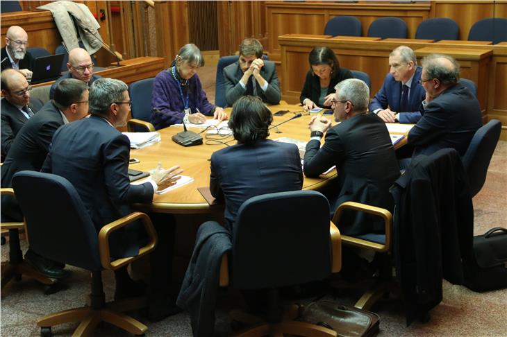 La riunione al MIT con la Ministra Paola De Micheli: al tavolo Fugatti (secondo da sx) e alla sua dx Kompatscher, Manuel Scalzotto (pres. Provincia Verona), Mattia Palazzi (sindaco Mantova) e Alessandro Andreatta (sindaco Trento) (Foto ASP/sf)