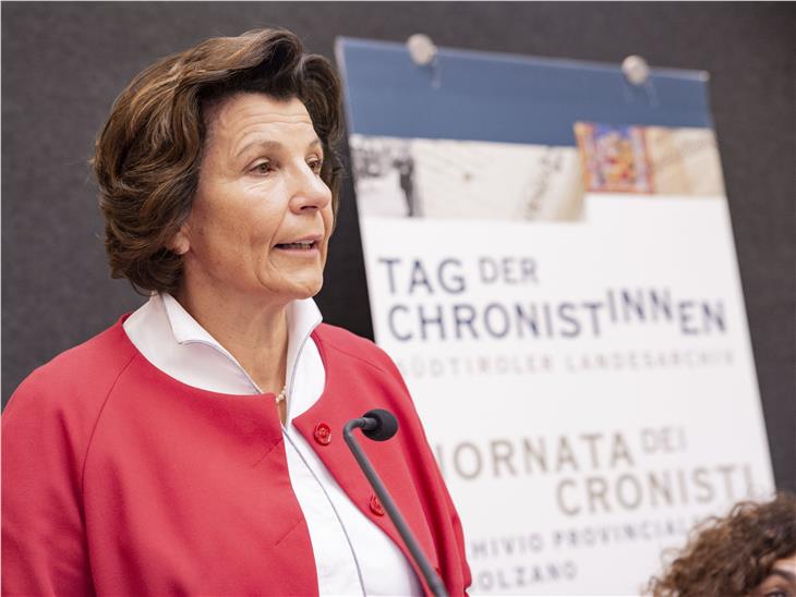 La 22a edizione della Giornata dei cronisti è stata all’insegna dello slogan “L’attività dei cronisti fa scuola”. L’assessora Hochgruber Kuenzer ha sottolineato il ruolo dei cronisti di paese. (Foto: ASP)