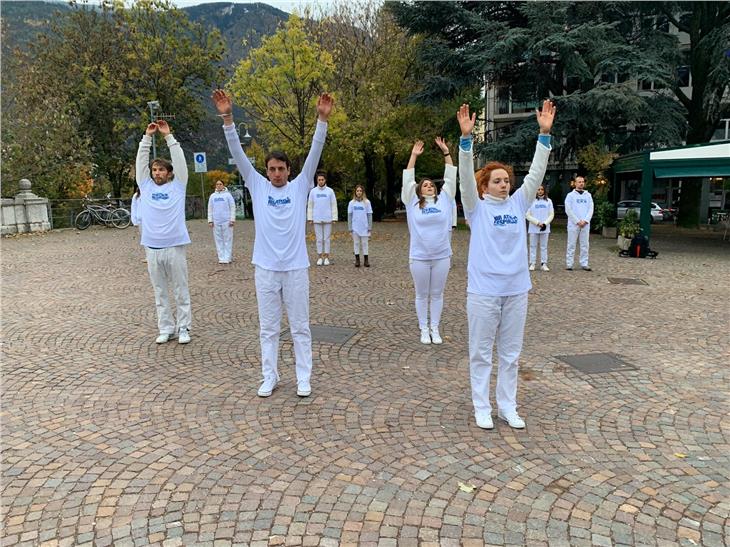Sensibilizzazione in modo del tutto iconsueto oggi a Bolzano: Ci sono tanti modi per migliorare l'aria della zona in cui si vive. (Foto: ASP/Thomas Laconi)