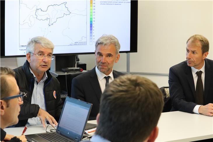 Il vertice della Centrale operativa con l'assessore Schuler, il direttore di Dipartimento Klaus Unterweger (dx) e il direttore della Protezione civile Rudolf Pollinger (Foto: LPA/Maja Clara)