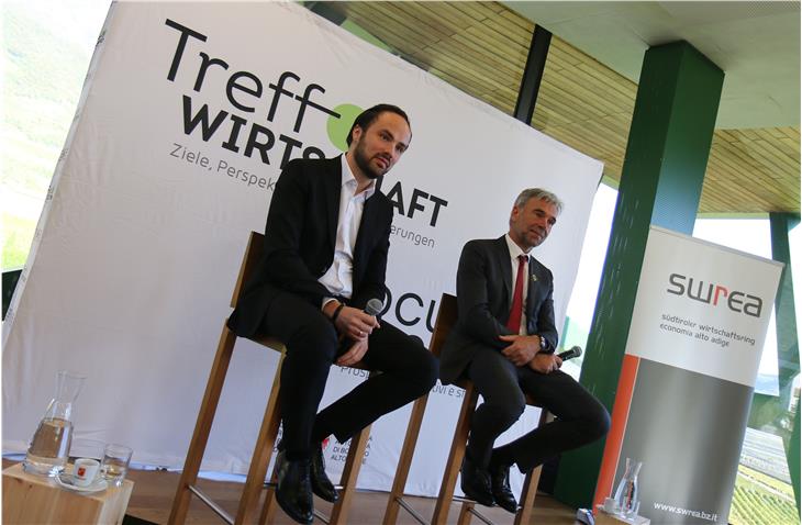 Gli assessori Achammer e Schuler durante l'ultimo Focus Economia (Foto: ASP/Peter Natter)