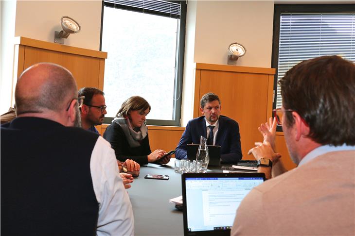 Alfreider durante il vertice con RFI e STA per il ripristino della linea della Val Pusteria (Foto: ASP/Roman Clara)