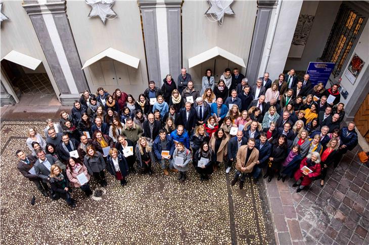 È stata consegnata oggi (21 novembre) a 27 imprese altoatesine la certificazione Audit famigliaelavoro sostenuta dalla Provincia e dalla Camera di Commercio (Foto: Camera di Commercio/Alan Bianchi)