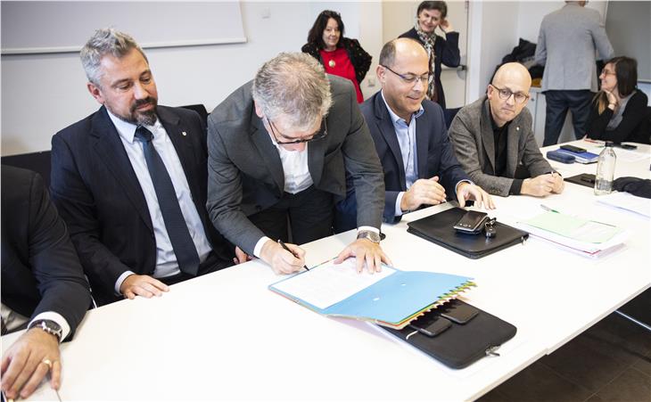 La firma del contratto parziale d'intercomparto, a sinistra il direttore generale, Alexander Steiner (Foto: ASP/Barbara Franzelin)