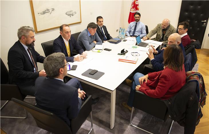 L'incontro di questa mattina nell'ufficio del presidente Kompatscher con i sindacati, il direttore generale e i dirigenti della Ripartizione Finanze (foto ASP/Barbara Franzelin)