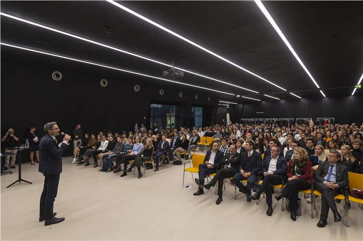 Il presidente Kompatscher inteviene alla festa del NOI per i "maturi" con il massimo dei voti (Foto: ASP/Seehauser)