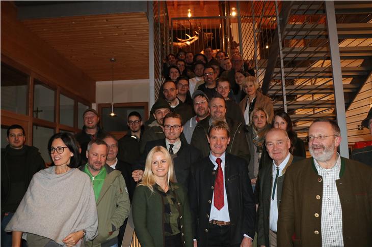 La cerimonia di consegna dei titoli di abilitazione venatoria la scorsa settimana alla scuola forestale Latemar a Passo Carezza (foto ASP/Ufficio caccia e pesca)