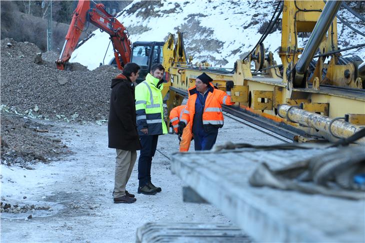 L'assessore Alfreider in sopralluogo in val Pusteria con il sindaco di Valdaora Georg Reden (foto ASP)