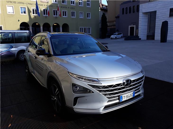 Anche il parco macchine della Provincia si avvia verso una mobilità sostenibile. Nella foto una nuova macchina della Provincia alimentata ad idrogeno (Foto: ASP/jw)