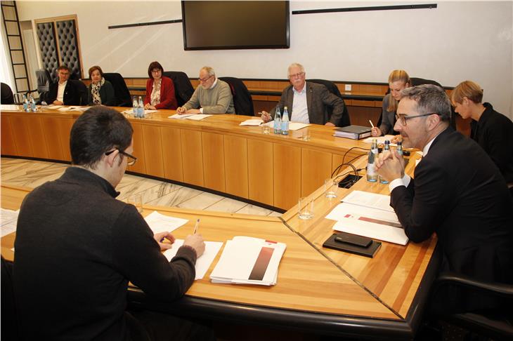 Il presidente Kompatscher ha presieduto la riunione della Consulta provinciale per la tutela di consumatori e utenti. (Foto: ASP/Guido Steinegger)