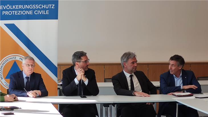 Centro operativo provinciale con il prefetto Cusumano, il presidente Kompatscher e gli assessori Schuler e Widmann (Foto: Agenzia protezione civile)