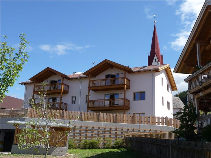 L’assessora Deeg invita i Comuni a mettere a disposizione maggiori aree per andare incontro alle esigenze delle giovani coppie (Foto: ASP/Ipes)