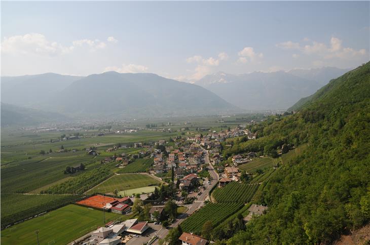 Il laboratorio biologico ha eseguito le analisi sui campioni d'acqua della rete idrica del comune di Postal (raffigurato nella foto) in seguito al recente incendio (Foto: ASP)
