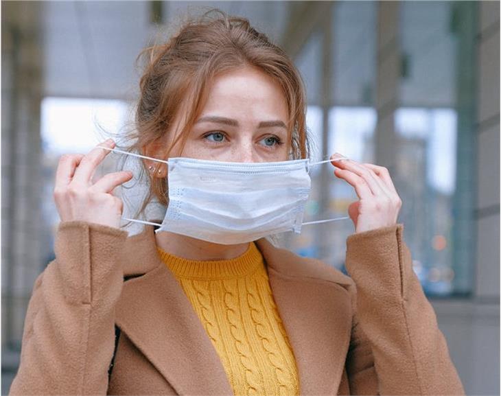 E# un dovere civico dotarsi di protezioni individuali per uscire in luoghi dove ci sono altre persone (Foto ASP/Pexels)