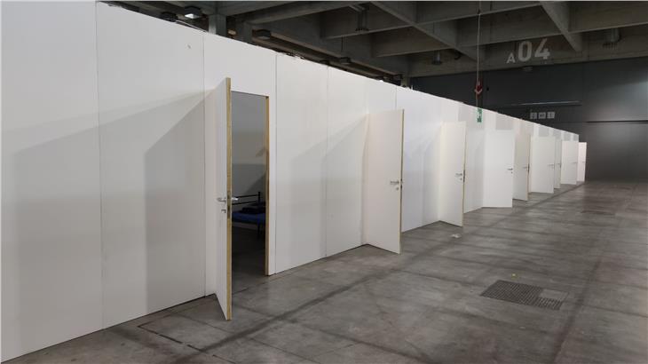 Pronta la struttura in Fiera per un centinaio di persone senza fissa dimora (Foto: LPA/Agentur für Bevölkerungschutz)