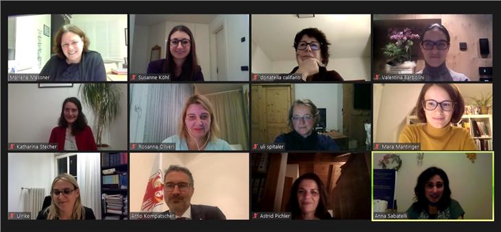 La cerimonia di consegna dei premi per elaborati scientifici sulle pari opportunità Mara Mantinger, Katharina Stecher e Anna Sabatelli è avvenuta in modalità di videoconferenza (Foto: Astrid Pichler)